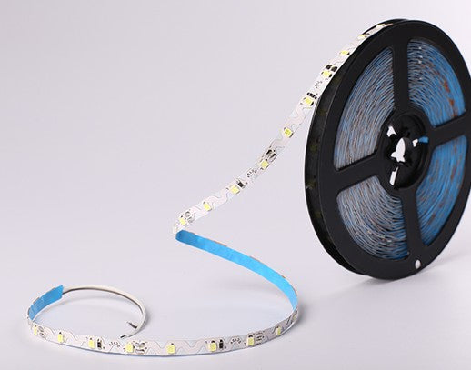 Detalle LED SMD 2835 tira flexible formato zigzag primer plano