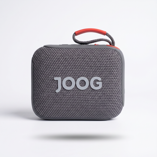 Parlante Bluetooth JOOG Gris Texturado — Portátil Resistente, Detalle Rojo