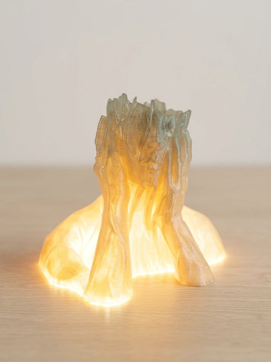 Maceta con luz LED encendida, diseño de raíces translúcido