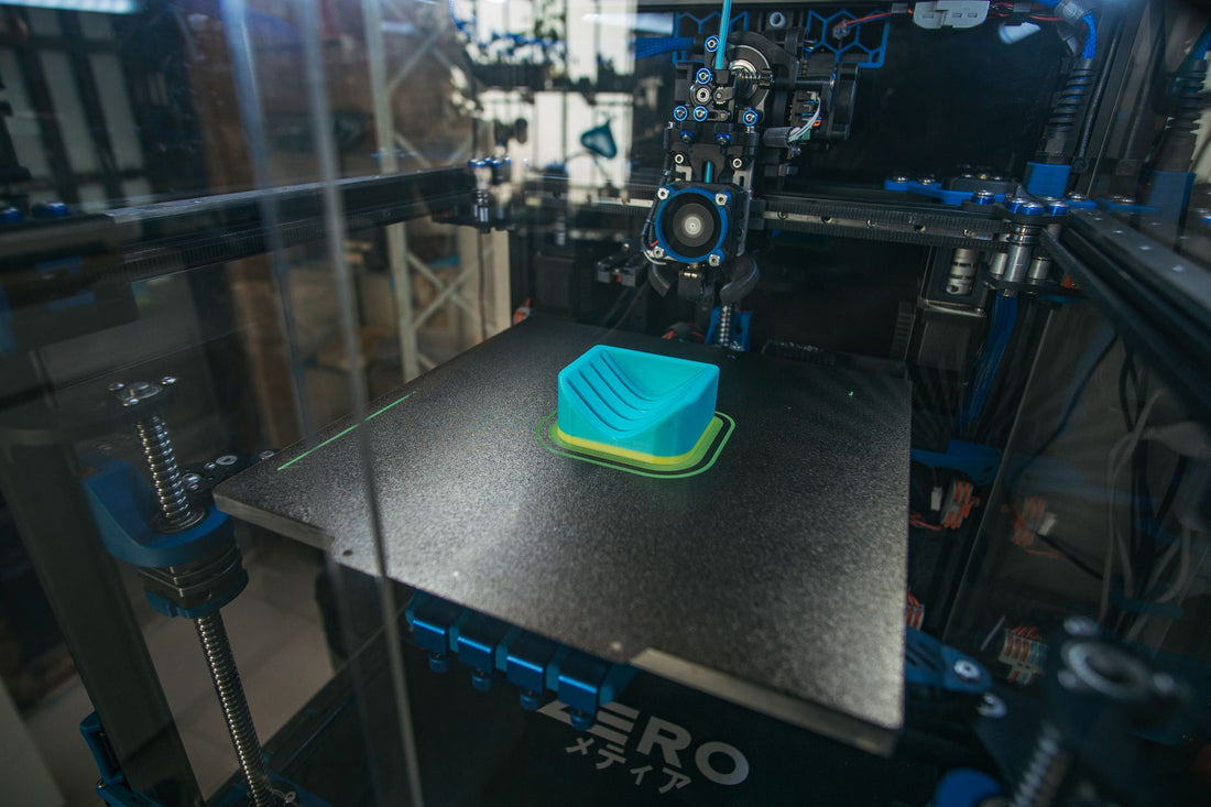 Impresora 3D imprimiendo la primera capa de una pieza