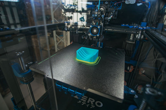 Impresora 3D imprimiendo la primera capa de una pieza