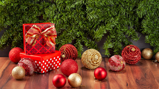 Regalos de Navidad y adornos sobre una mesa de madera