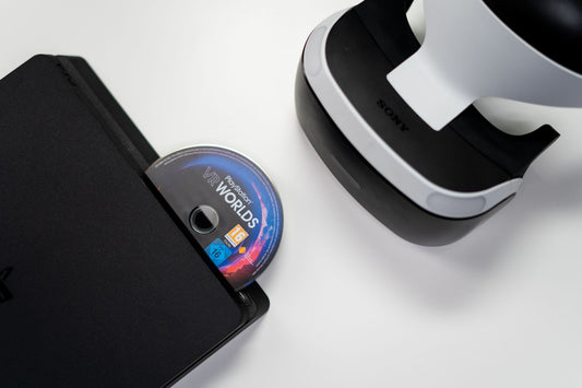 Disco de un juego junto a la consola PlayStation