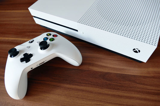 Consola Xbox One S con su joystick