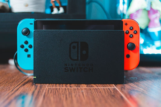 Nintendo Switch en su base con los Joy-Con