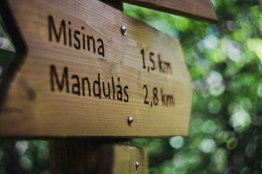 Cartel de madera grabado con láser