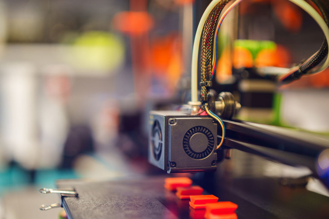 Detalle del cabezal de una impresora 3D FDM en pleno trabajo