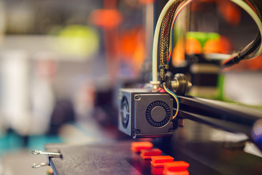 Detalle del cabezal de una impresora 3D FDM en pleno trabajo