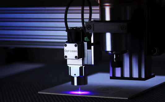 Máquina de corte láser CO₂ trabajando en el taller