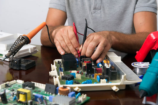 Microsoldadura en una placa electrónica durante la reparación