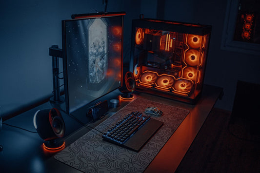 Setup gamer con accesorios impresos en 3D a medida