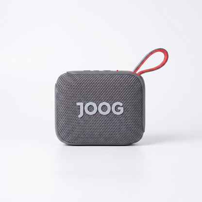 Parlante Bluetooth JOOG Gris Texturado — Portátil Resistente, Detalle Rojo