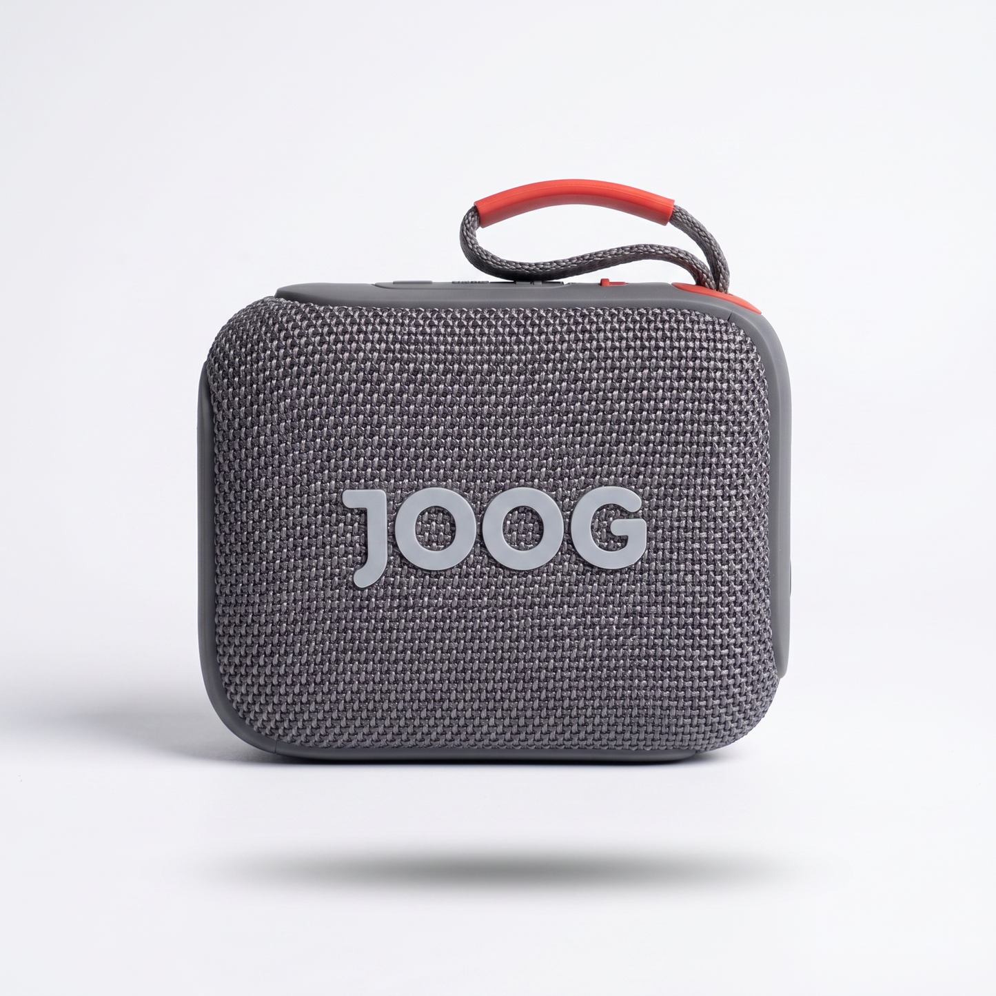 Parlante Bluetooth JOOG Gris Texturado — Portátil Resistente, Detalle Rojo