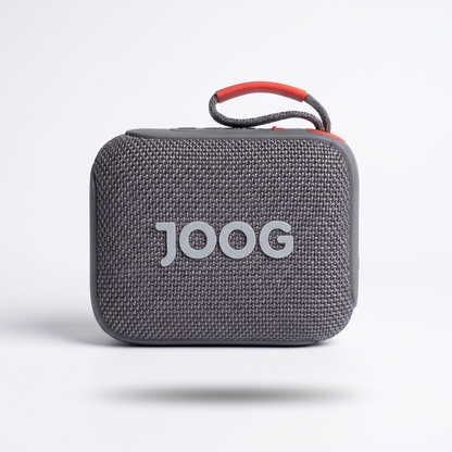 Parlante Bluetooth JOOG Gris Texturado — Portátil Resistente, Detalle Rojo