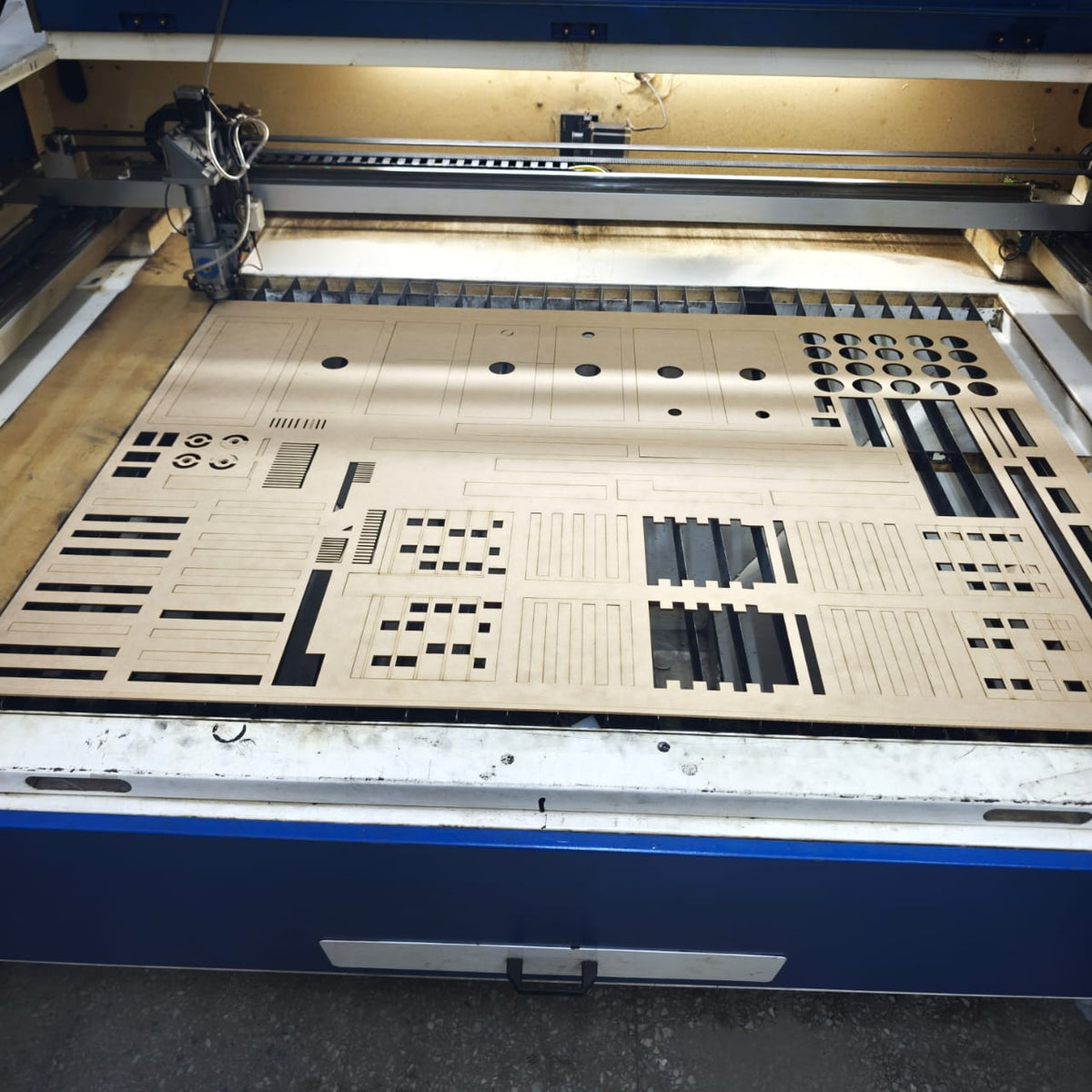 Plancha de MDF con piezas de maqueta cortadas con láser