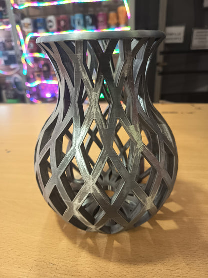 Vasija Decorativa Lattice Gris — Impresa en 3D en PLA, Diseño Geométrico